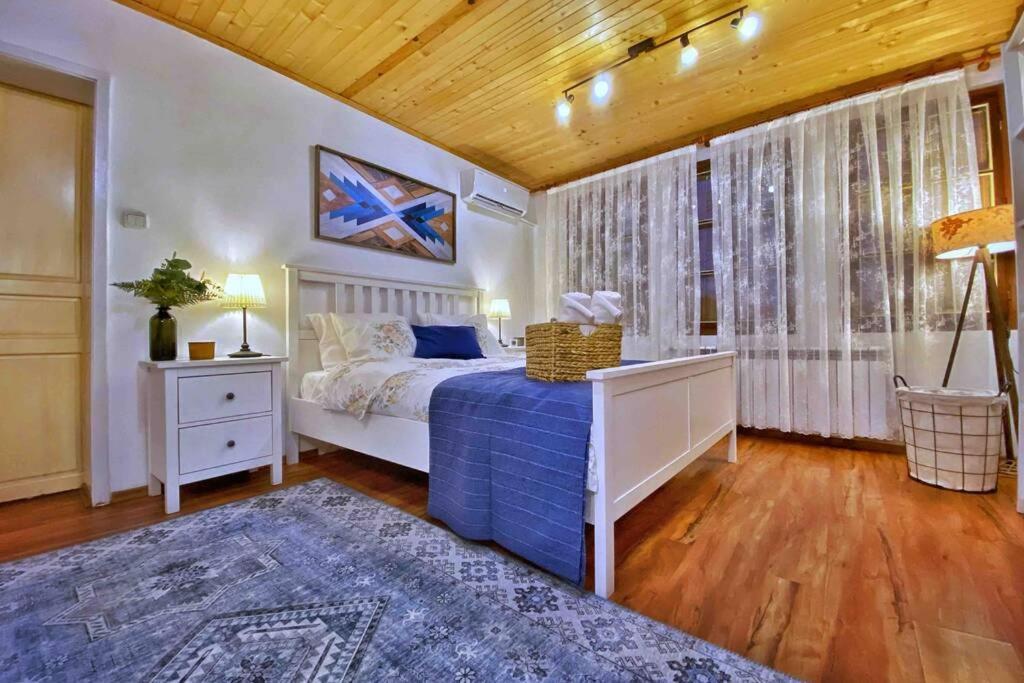 The Secret Lodge- New With Private Garage, Entire House Veliko Tărnovo Exteriör bild